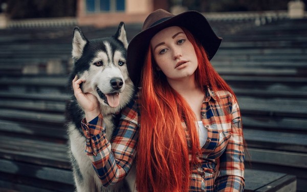 femme et son chien
