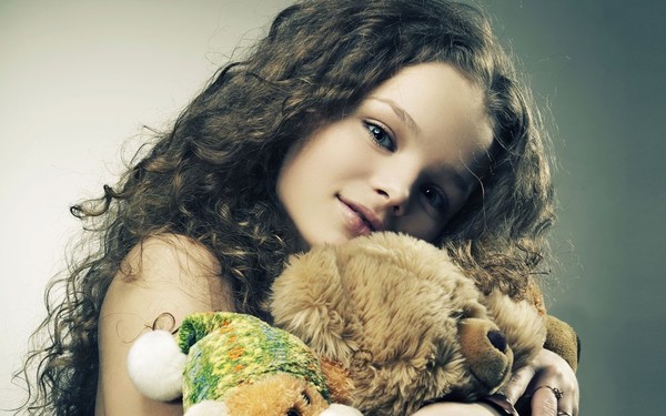 petite fille et son nounours